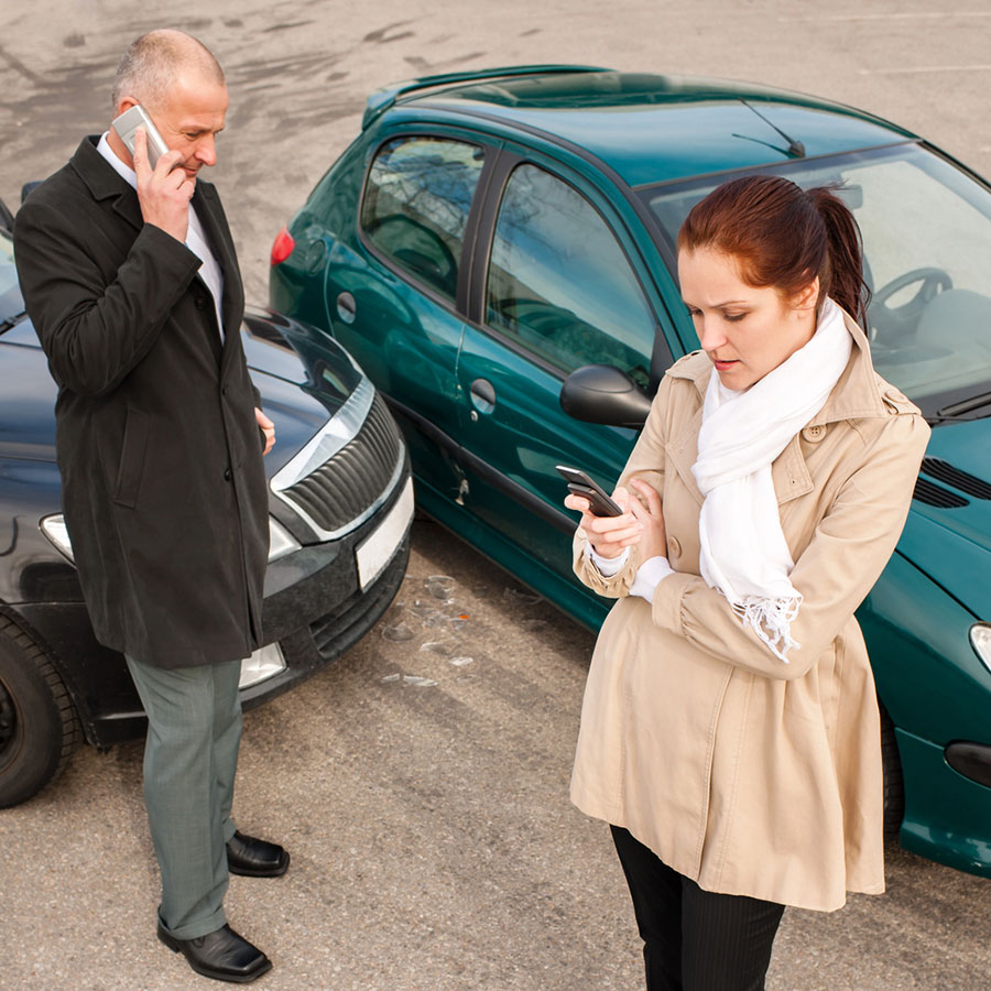 People exchanging information after a car accident in Tampa